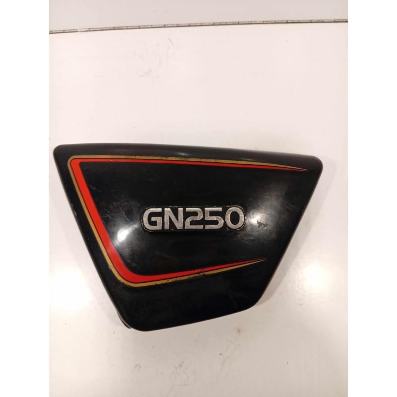 Tapa lateral izquierda Suzuki GN 250.